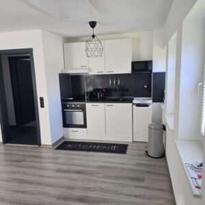 Sanierte 2 Zimmer Wohnung + Balkon + Keller Zentrale Lage