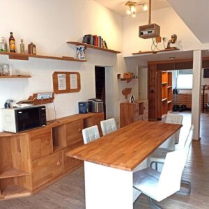 Ein kleines möblierte Zimmer in einer Wohngemeinschaft (WG)