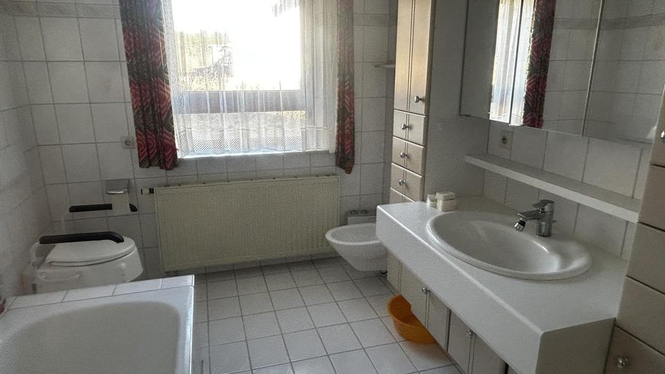 Haus mit viel Licht, Platz und Aussicht. Auch als Generationenhaus oder mit Praxis geeignet. – Bild 3