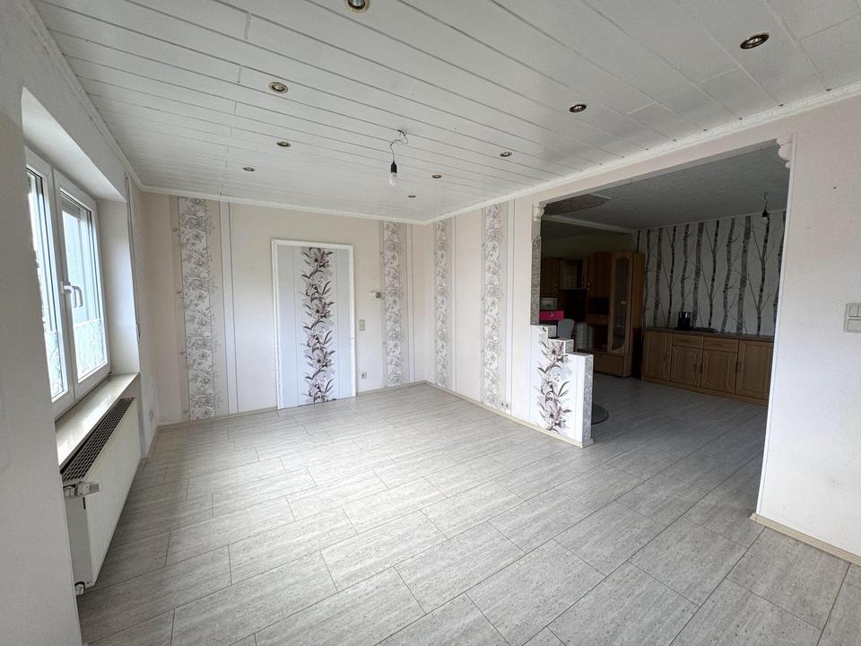 Bezugsfertiges Einfamilienhaus mit Pool, Einbauküche und Carport für zwei PKW – Bild 16