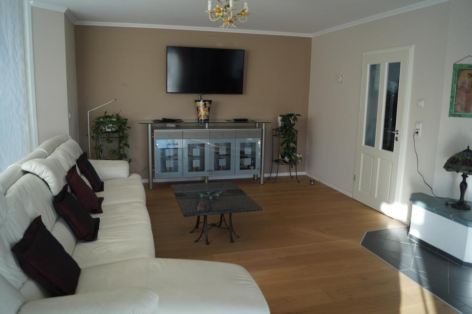 Neuwertige Immobilie im Toppzustand mit herrlicher Fernsicht – Bild 7