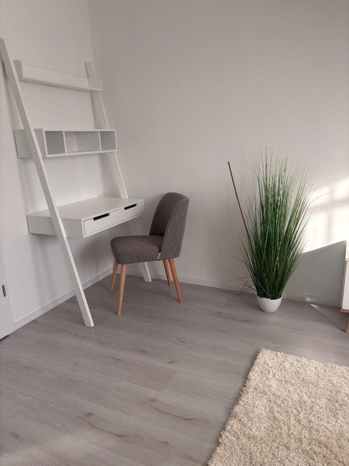 Moderne 3,5-Zimmer-Maisonette möbliert mit Heimkino, Wallbox & Klimaanlage – Bild 16