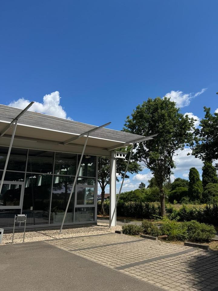 Gläserne, transparente Gewerbehalle – Bild 2