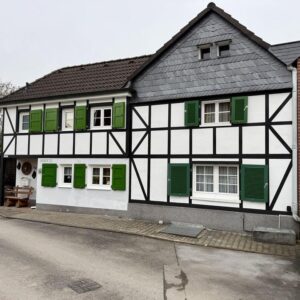 Kleines Fachwerkhaus mit großem Garten (441 m²) – seltene Gelegenheit für Liebhaber