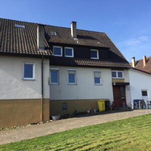 Freistehendes 2-Familienhaus mit Garagen und unerschlossenem Baugrundstück