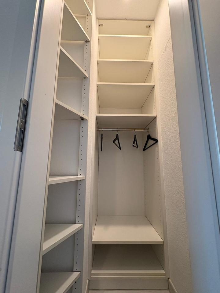 Moderne 3,5-Zimmer-Maisonette möbliert mit Heimkino, Wallbox & Klimaanlage – Bild 25