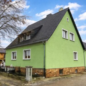 Freistehendes Einfamilienhaus mit Nebengebäude auf großzügigem Grundstück