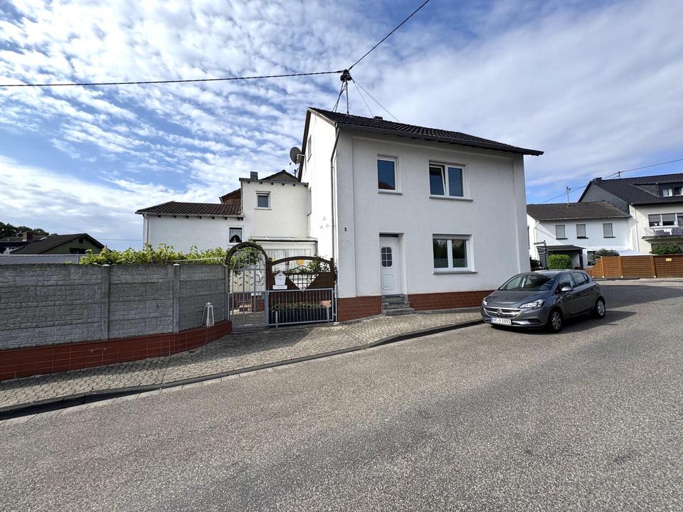 Bezugsfertiges Einfamilienhaus mit Pool, Einbauküche und Carport für zwei PKW – Bild 2