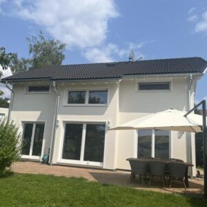 Modernes Familienidyll mit Panoramablick auf den Herkules