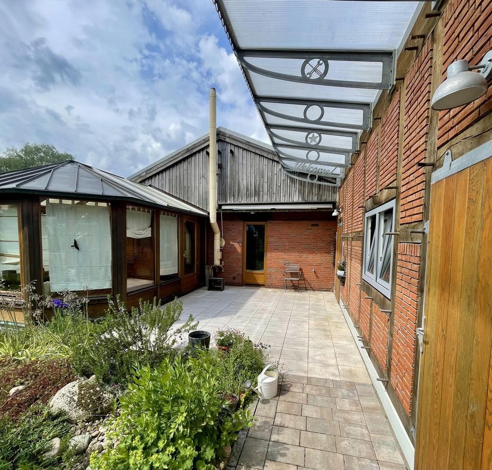 Nachhaltiger Bungalow mit Wintergarten, Garage und Garten – Bild 18