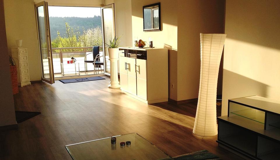 helle moderne 4-Zimmer-DG-Wohnung mit Balkon zentral in Bad Kissingen – Bild 3