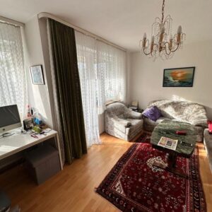 Helle 3-Zimmer-Wohnung mit Balkon direkt an der U-Bahn