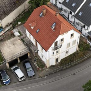 Großes Haus mit 3 Wohnungen