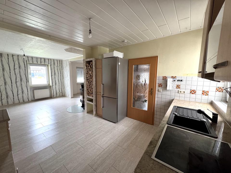 Bezugsfertiges Einfamilienhaus mit Pool, Einbauküche und Carport für zwei PKW – Bild 21