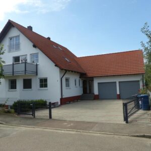 Noch günstiger, Eigentumswohnung, 2 Zimmer- Souterrain, sehr hell, ruhig, mit Garten.