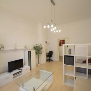 Modern möblierte Wohnung im Hochparterre einer kernsanierten Jugendstil-Villa.