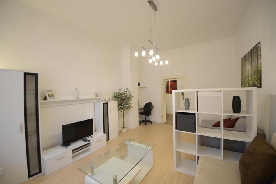 Modern möblierte Wohnung im Hochparterre einer kernsanierten Jugendstil-Villa.