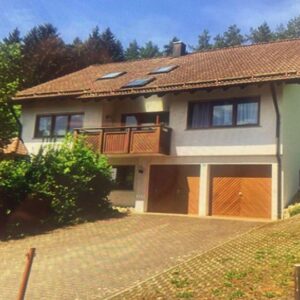 Haus mit viel Licht, Platz und Aussicht. Auch als Generationenhaus oder mit Praxis geeignet.