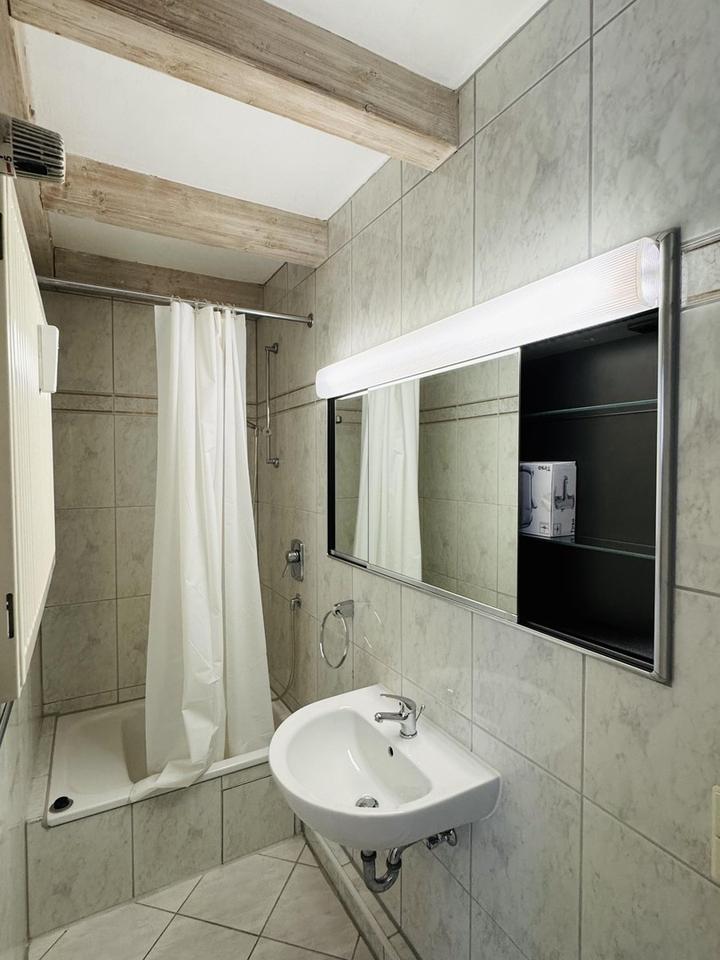 Lichtdurchflutete zentrale 3-Zi.-Wohnung mit hohen Decken und großer Loggia – Bild 9