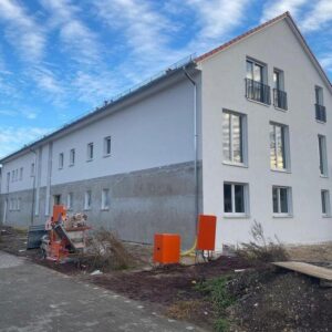 Erstbezug 2-Zimmer-Wohnung in Berge bei Nauen, barrierefrei & energieeffizient, 1. OG mit Südbalkon