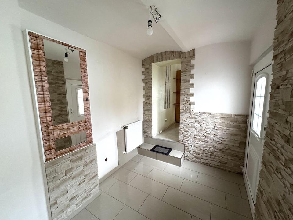 Bezugsfertiges Einfamilienhaus mit Pool, Einbauküche und Carport für zwei PKW – Bild 25