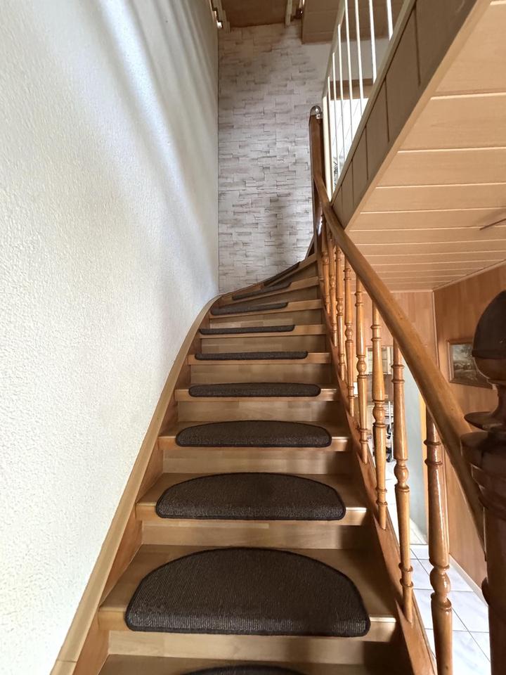 Bezugsfertiges Einfamilienhaus mit Pool, Einbauküche und Carport für zwei PKW – Bild 30