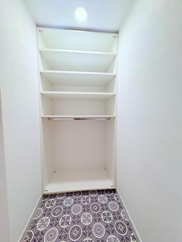 Moderne 3,5-Zimmer-Maisonette möbliert mit Heimkino, Wallbox & Klimaanlage – Bild 12