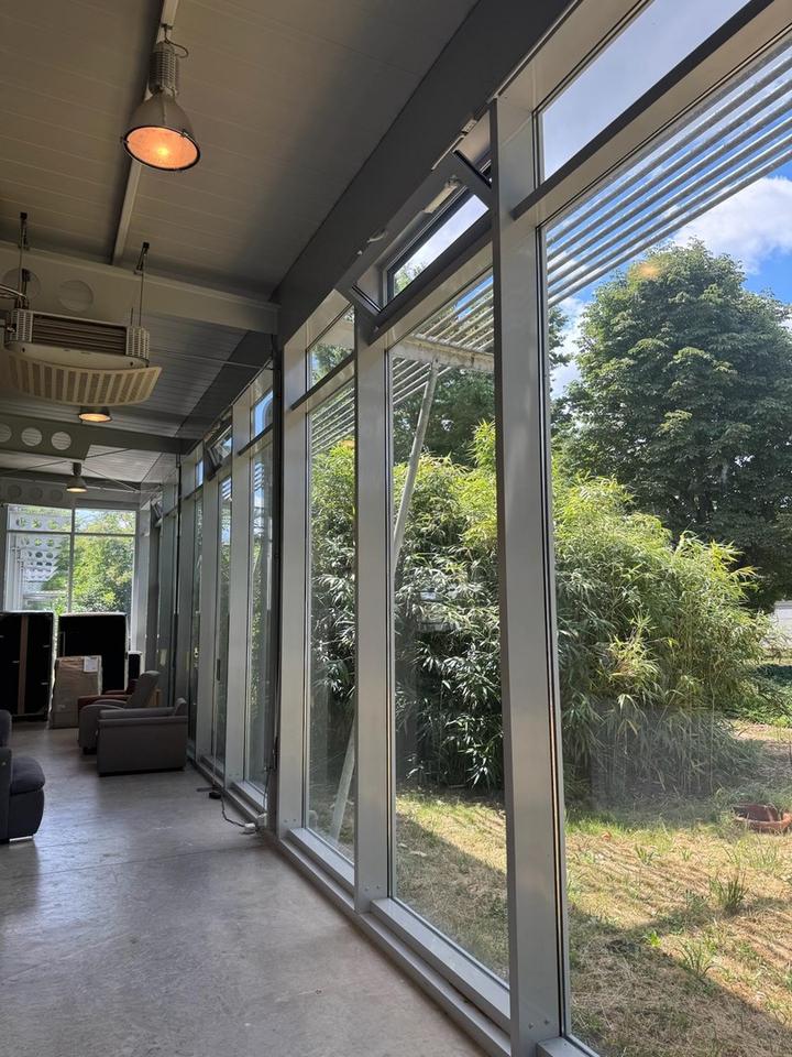 Gläserne, transparente Gewerbehalle – Bild 8