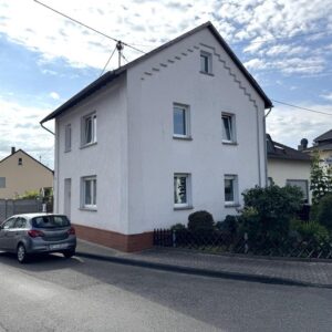 Bezugsfertiges Einfamilienhaus mit Pool, Einbauküche und Carport für zwei PKW