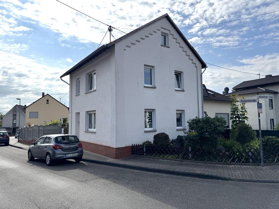 Bezugsfertiges Einfamilienhaus mit Pool, Einbauküche und Carport für zwei PKW
