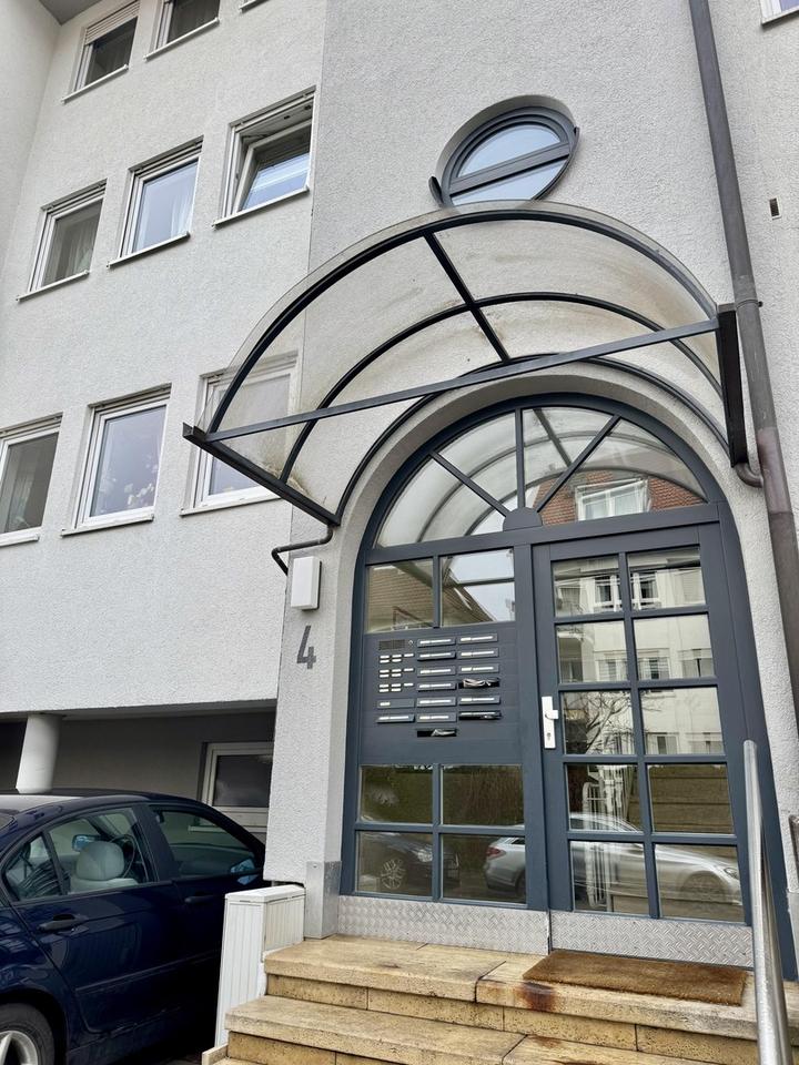 Lichtdurchflutete zentrale 3-Zi.-Wohnung mit hohen Decken und großer Loggia – Bild 12