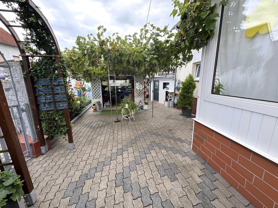 Bezugsfertiges Einfamilienhaus mit Pool, Einbauküche und Carport für zwei PKW – Bild 6