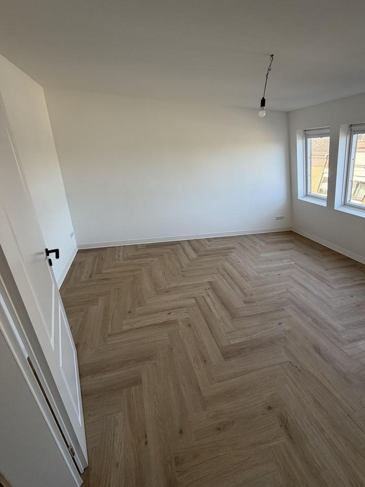 ***Renovierte Penthouse Eigentumswohnung 3,5 Zimmer 120 m2 Zentral Aufzug*** – Bild 11