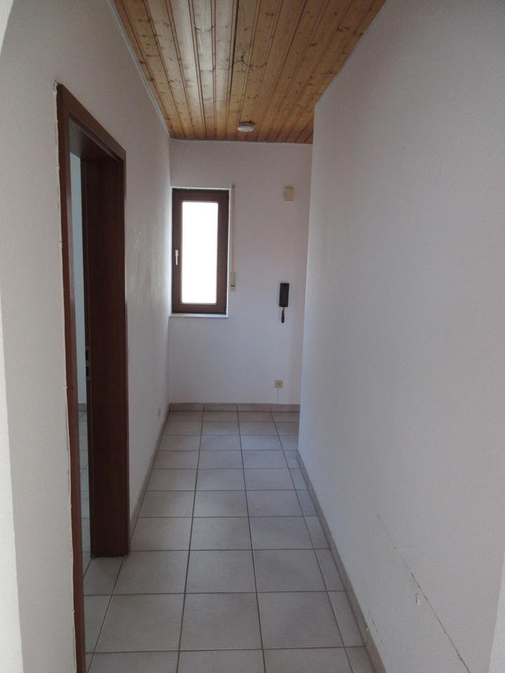 Gepflegte 2,5 Zimmer -DG-Wohnung mit Balkon und EBK in Pforzheim – Bild 14