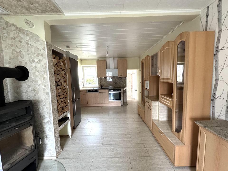 Bezugsfertiges Einfamilienhaus mit Pool, Einbauküche und Carport für zwei PKW – Bild 20