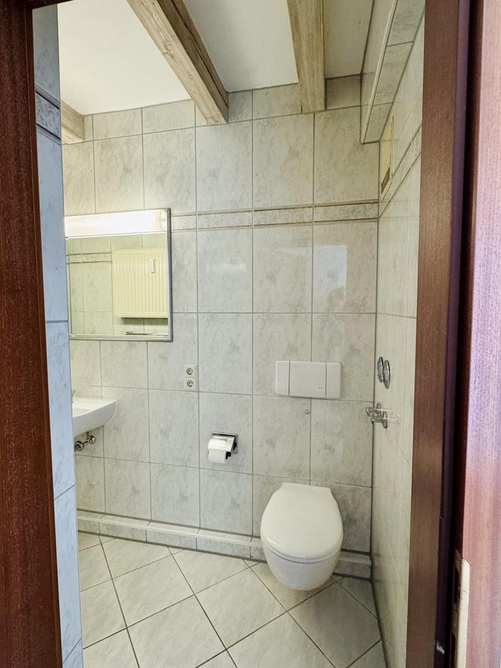 Lichtdurchflutete zentrale 3-Zi.-Wohnung mit hohen Decken und großer Loggia – Bild 8