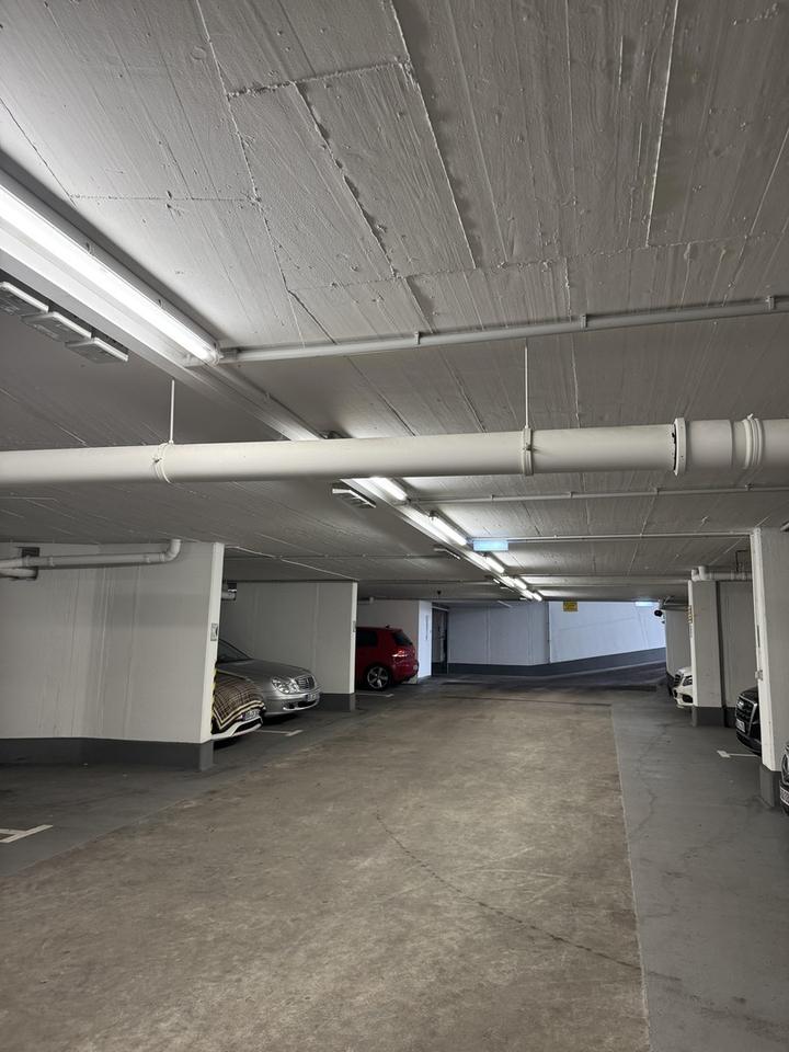 Lichtdurchflutete zentrale 3-Zi.-Wohnung mit hohen Decken und großer Loggia – Bild 16