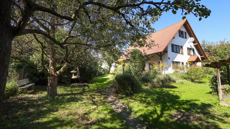 Provisionsfrei - Rarität - 2 Häuser, große Scheune und großer Garten in Freiburg-Munzingen.