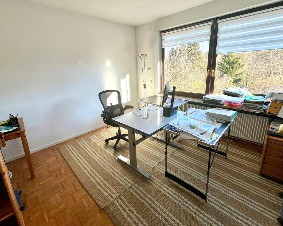 Sonnige 5-Zimmer-Wohnung mit Wallbox fürs E-Auto und großer Einbauküche – Bild 4