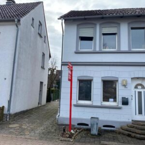 Doppelhaushälfte mit Doppelgarage und 2 Carports in zentraler Lage von Steinheim