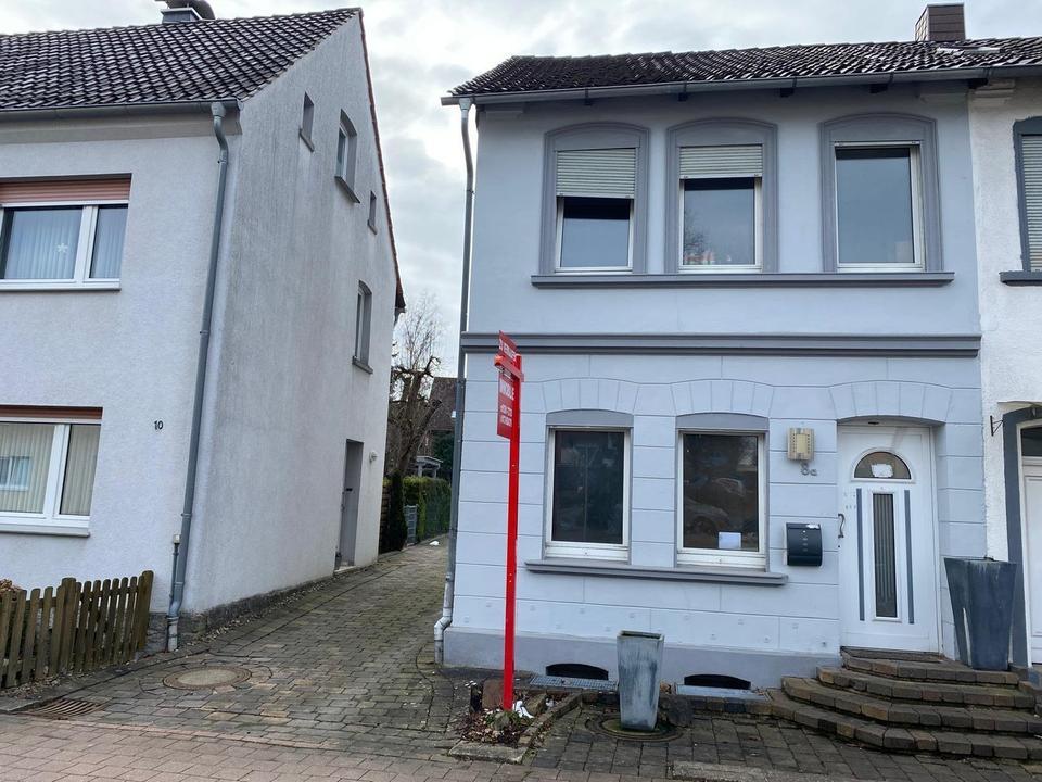 Doppelhaushälfte mit Doppelgarage und 2 Carports in zentraler Lage von Steinheim