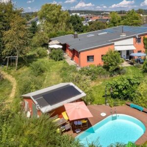 Einzigartig u. vielseitig: Mehrgenerationenhaus mit Halle Büros Pool & Baureserve + Naturidyll