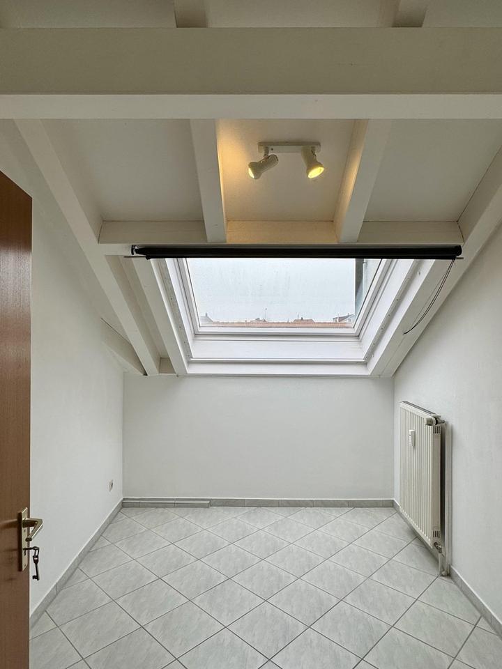 Lichtdurchflutete zentrale 3-Zi.-Wohnung mit hohen Decken und großer Loggia – Bild 6