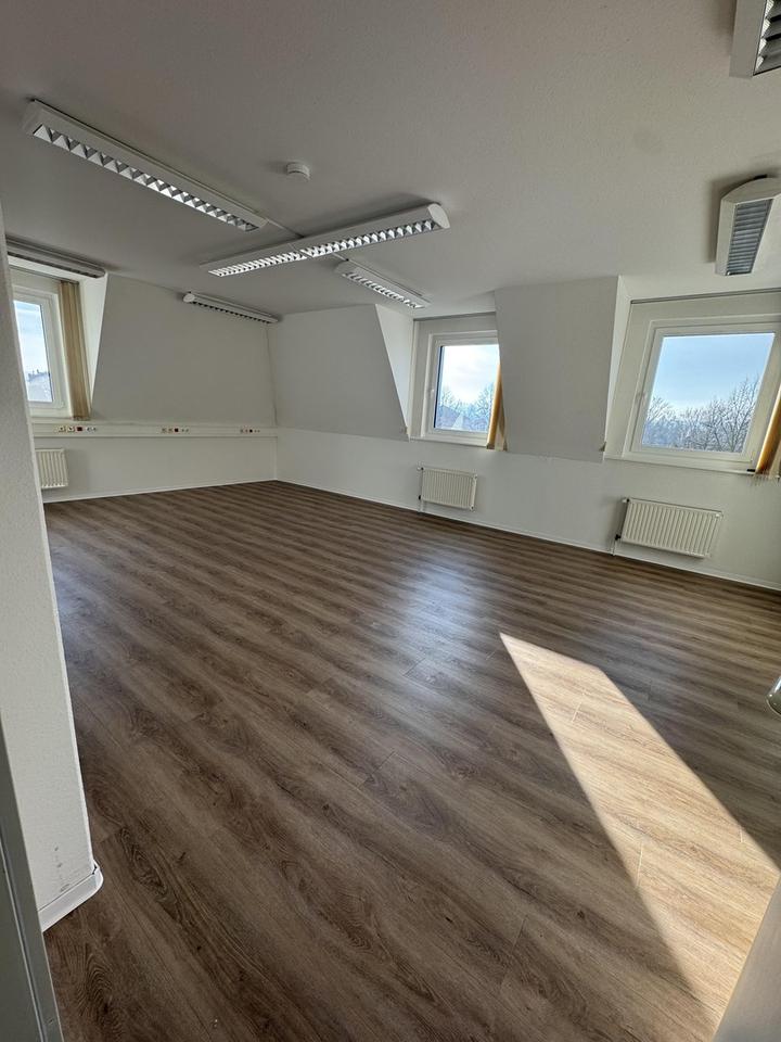 Bürovermietung im Dachgeschoß – Zentrale Lage mit Top-Infrastruktur – Bild 3
