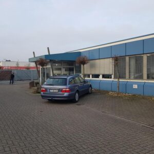 Flachdachhalle, Büros