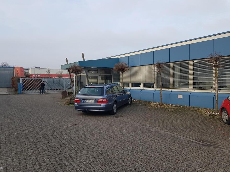 Flachdachhalle, Büros