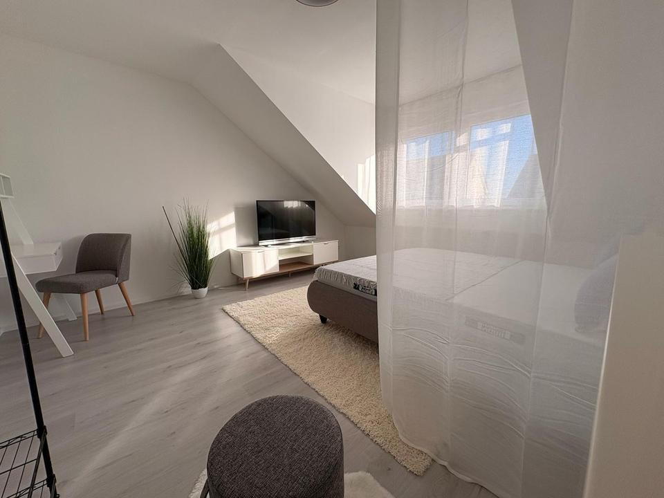 Moderne 3,5-Zimmer-Maisonette möbliert mit Heimkino, Wallbox & Klimaanlage – Bild 15