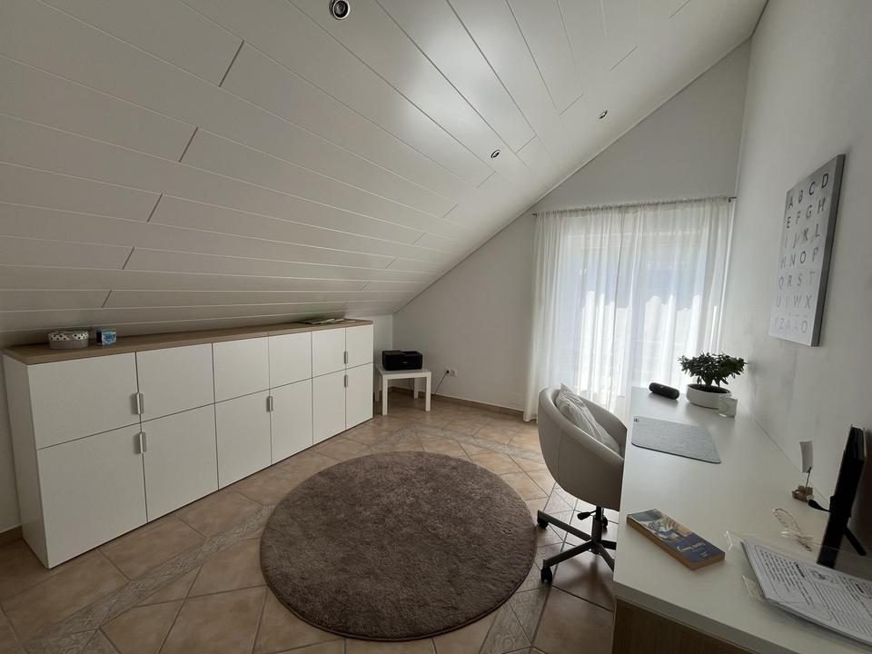 Stilvolle Maisonette-Wohnung mit Panorama-Flair – Wohnen auf zwei Ebenen – Bild 13