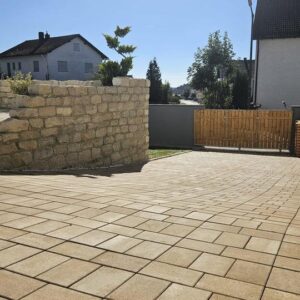 Neuwertige DHH mit Garage