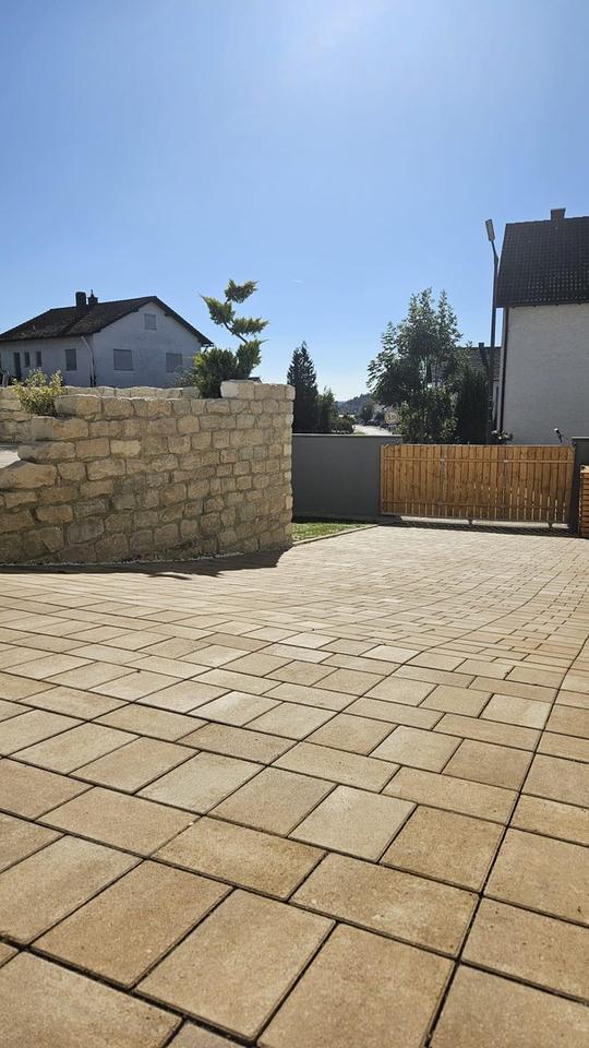 Neuwertige DHH mit Garage